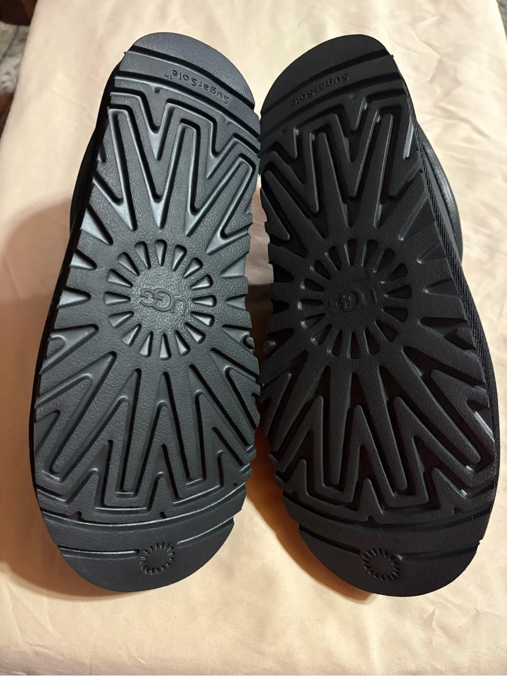 UGG Men’s Black Leather Shearling Clog Slip-Ons. Size 8